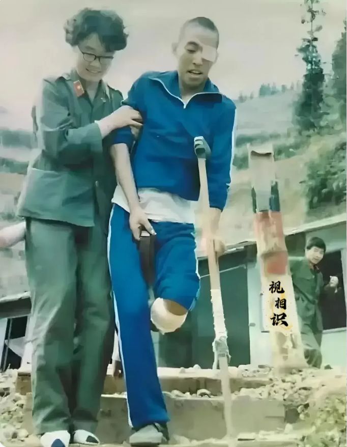 1986年，老山前线的战地医院，“一等功臣”潘竞文的照片让人泪目，画面中他正在军...