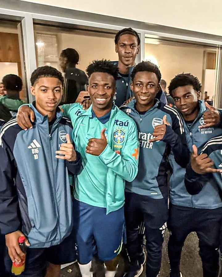 几名阿森纳青年队球员与威尼修斯合影，枪迷们认得全吗这几位枪手吗？  