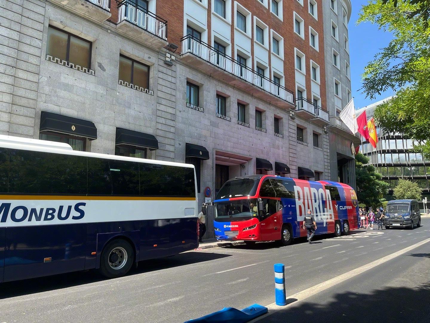 巴萨球员已经抵达马德里的酒店#巴萨##巴列卡诺vs巴萨# ​​​