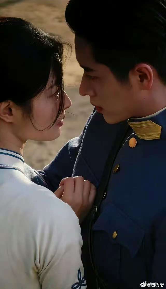 丞磊徐若晗吻脖子路透 真的被丞磊的虞昶轩拿捏了，民国造型加上这段吻脖子路透，禁欲