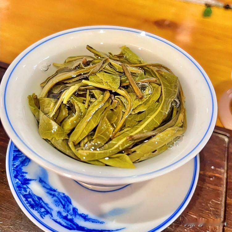 绿茶的香，最是迷人
尤其是热嗅的瞬间
满满都是春天浓烈的气息
仿佛把整个世界都揽