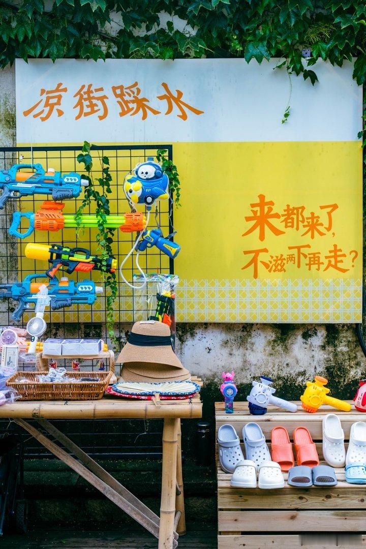 来乌镇过一个不俗的夏天 谁不想急头白脸的在乌镇过夏天呢！没有其他网红打卡，营销攻