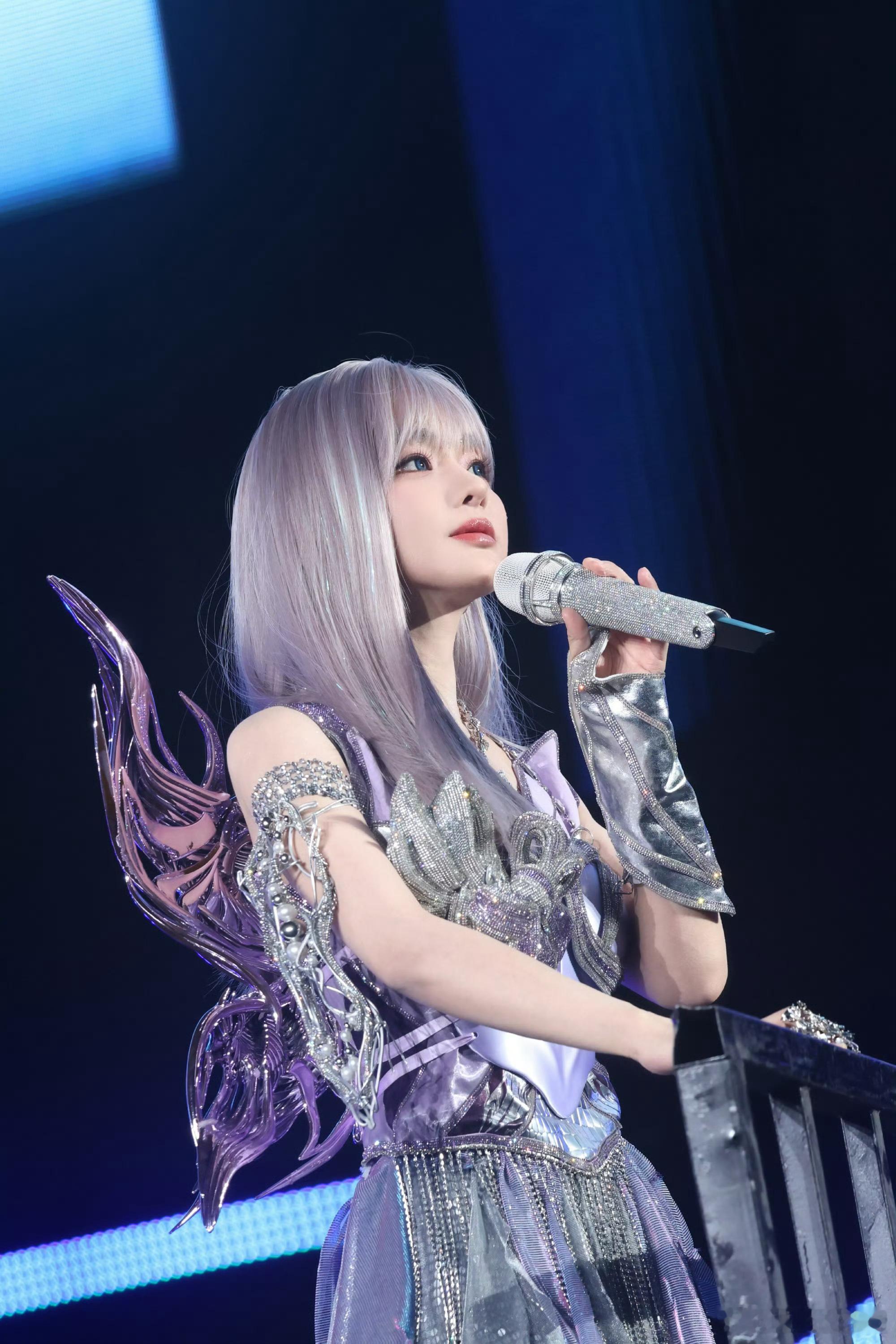 黄霄雲直播被粉丝撩成翘嘴了黄霄雲深圳收官站宇宙无敌号巡演收官的浪漫，是黄霄雲下台