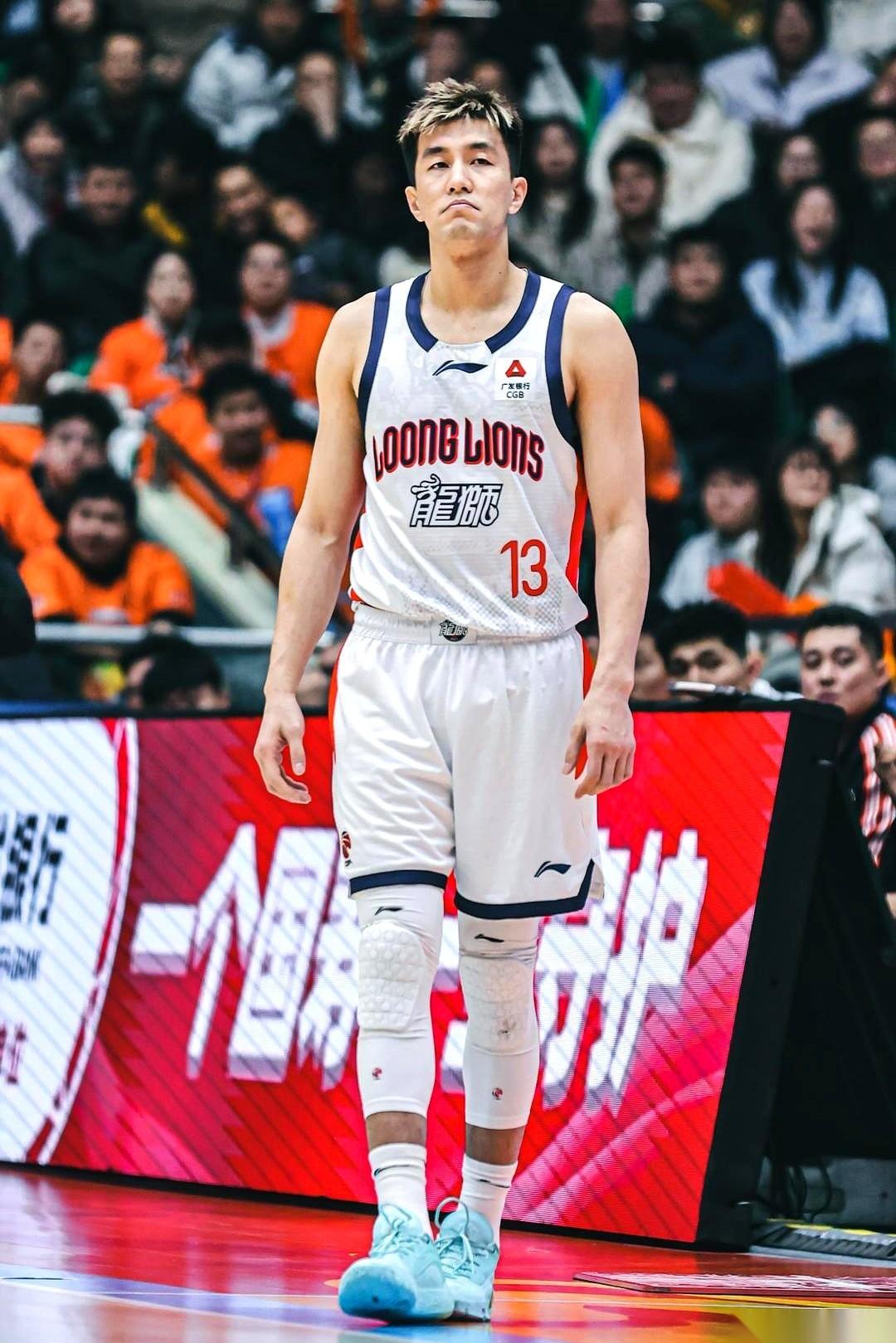 比赛最后5分钟，70比69，场上杀得刺刀见红。
郭艾伦，坐在板凳上，没再起来。