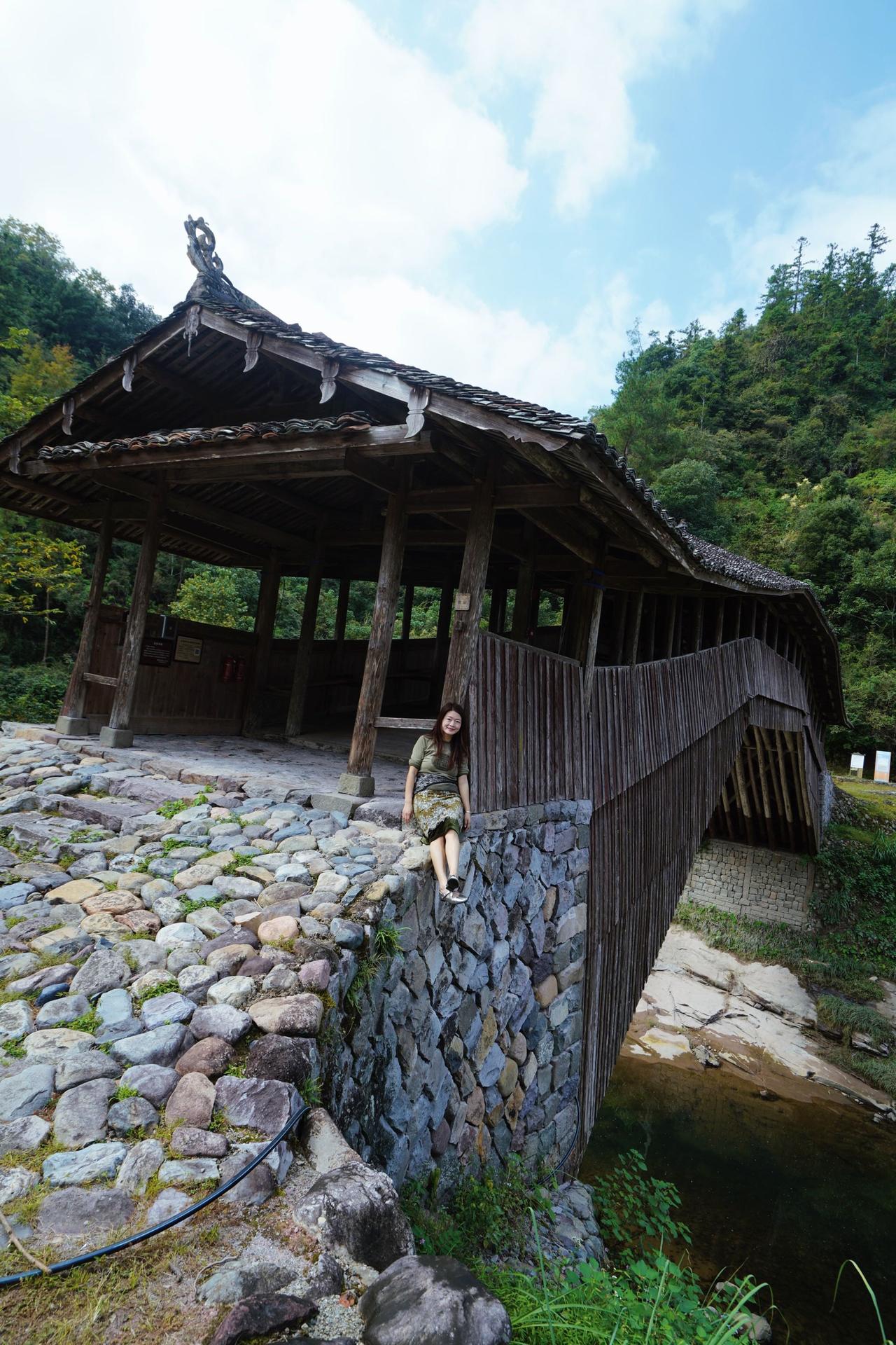 泰顺仙居桥，国保木拱廊桥，藏在山涧里，没什么人知道。
桥屋十八间，走了三百年，学