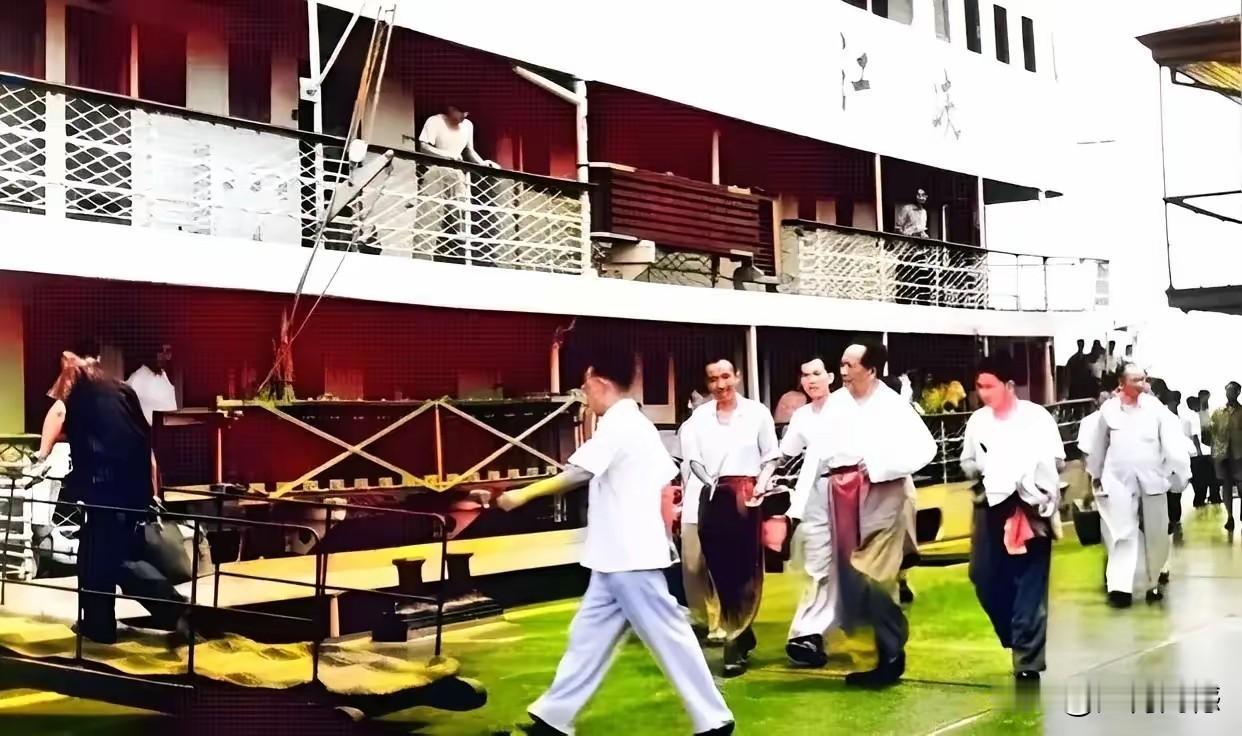 老人家当年视察时的画面，充满了历史感，充满了时代感，通过照片看，这一行人正要登船