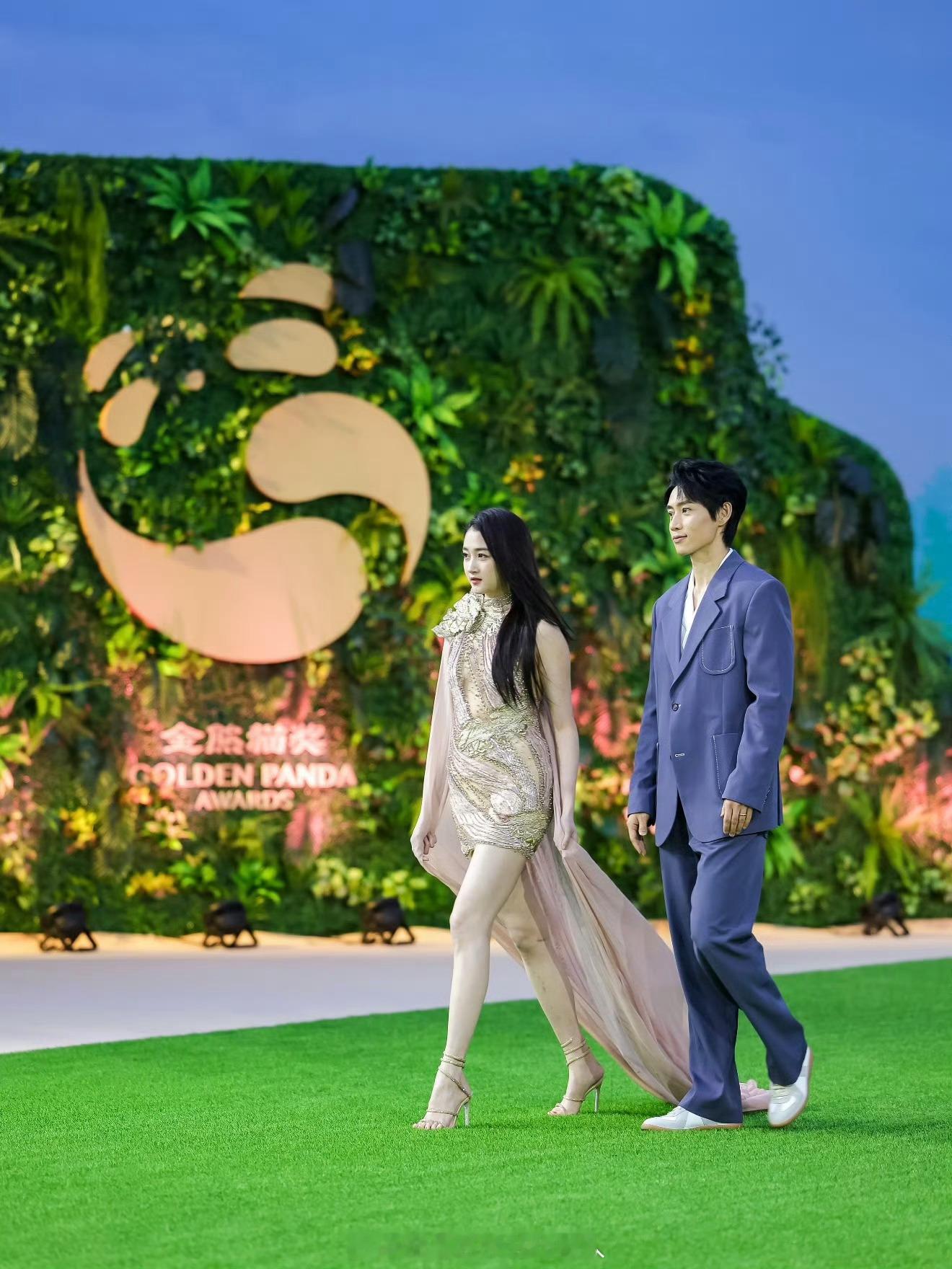 魏晨让关晓彤实现高跟鞋自由虽然但是 没有人想要高跟鞋自由哈想要不穿高跟鞋的自由 