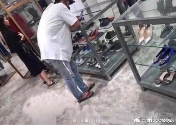 曝名字都带yu男女顶流曾在一起[允悲]这脚脖子未免也太贴了… ​​​