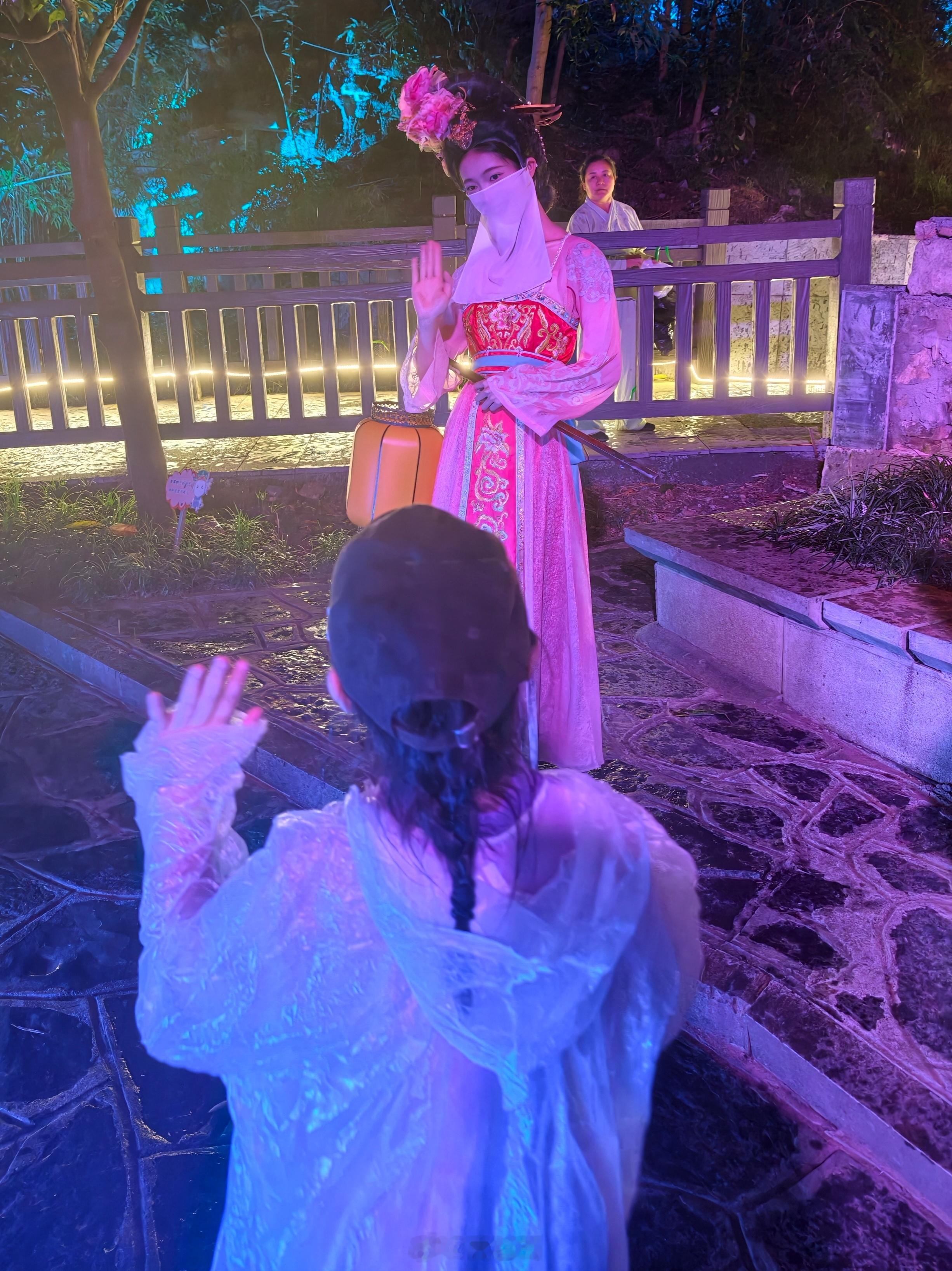 你问我陡坡塘《再游西游》怎么样，我和米粒一致觉得蛮好玩儿的，沉浸式体验大雨下的西