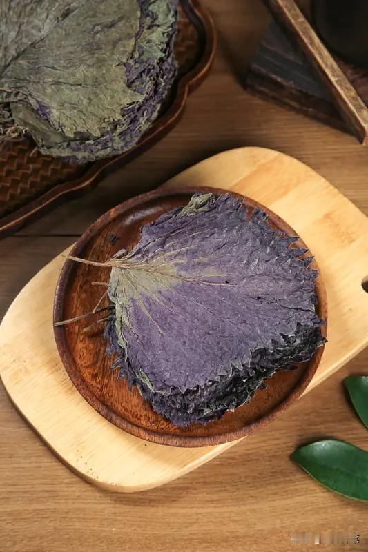 我家菜园子可丰富了。紫苏是必备的，这玩意好养活，第二年自己就冒出来，不施肥都长得