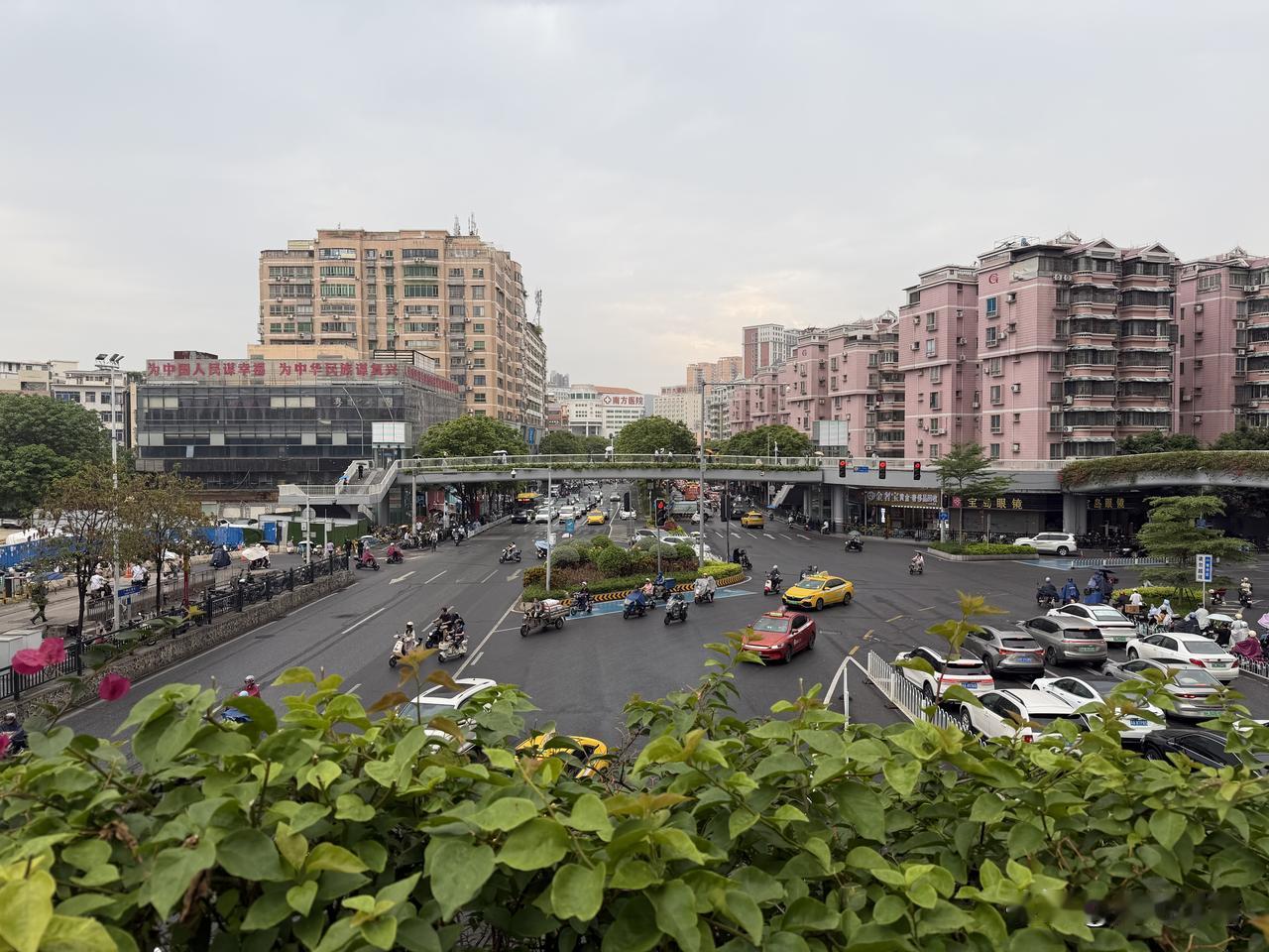 走着走着，突然下雨了，广州这天气真是让人捉摸不透。在广州待久了就知道，它经常开启