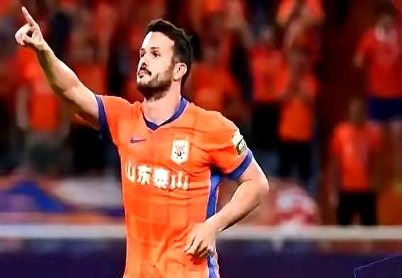 瓦科和泰山队的续约，说白了就是一场“看谁先眨眼”的游戏。
 

瓦科最近几场踢得