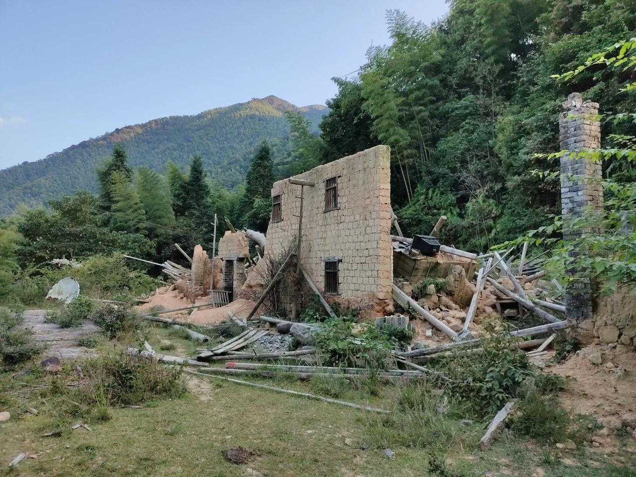 人走了，房塌了，地荒了，村灭了……

远方的游子们，还能找到回家的路吗？或许你们
