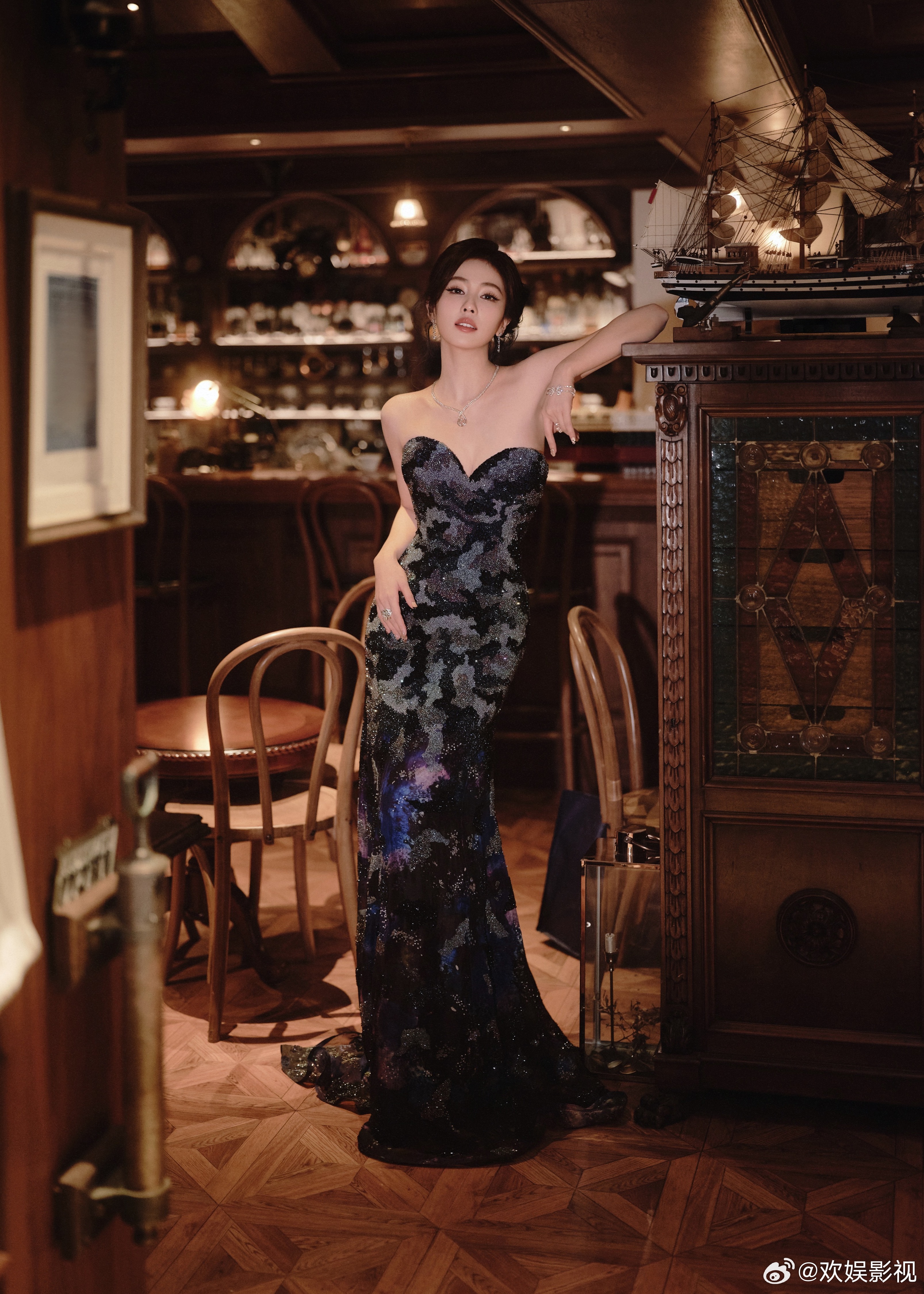 暮色织裾，气度幽华。欢娱影视演员今日亮相2025微博之夜。 