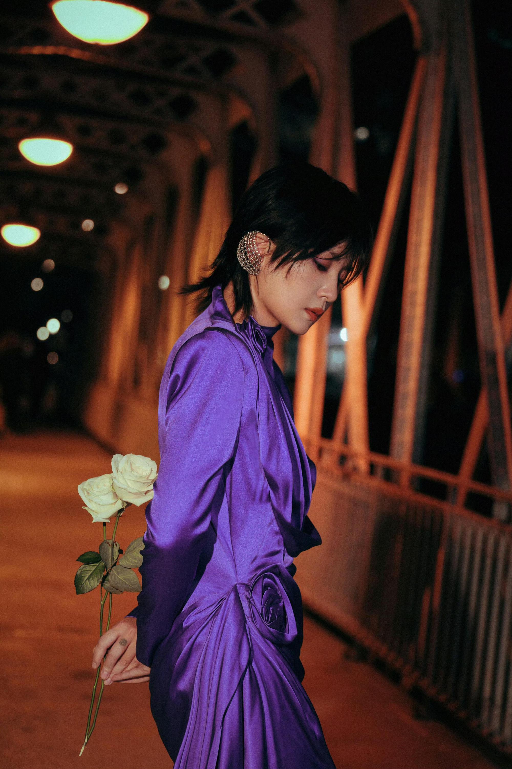 周笔畅周笔畅巴黎秒变紫薯精周笔畅紫色长裙 周笔畅驾驭紫色长裙毫无压力，利落又柔美