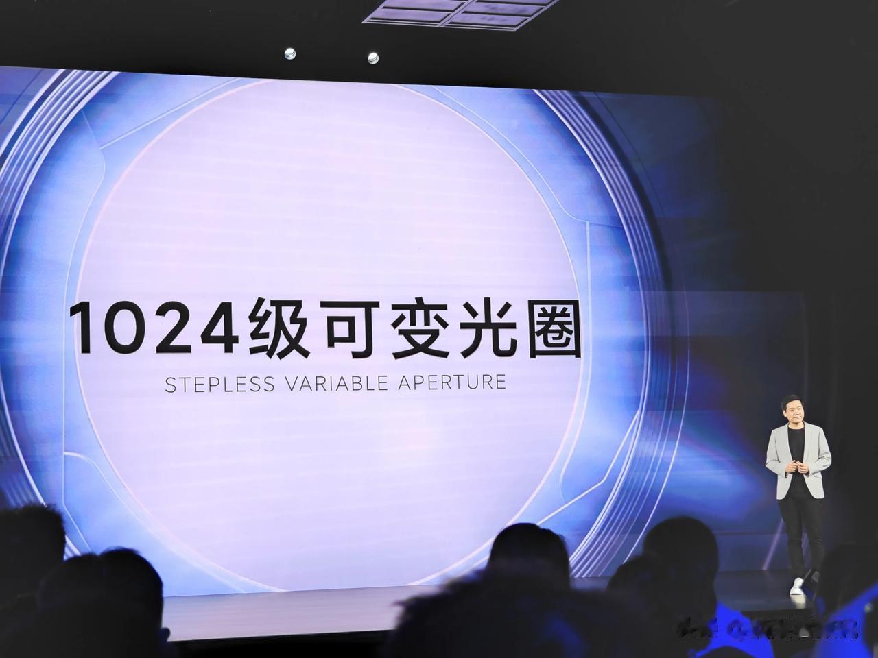 小米14 Pro的主摄支持最大f/1.42的大光圈，并且支持1024级可变光圈，