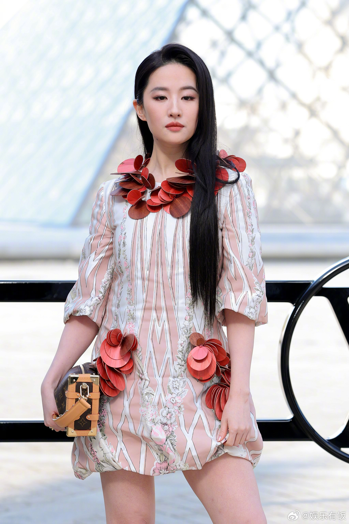 刘亦菲巴黎时装周生图刘亦菲上一秒飞吻下一秒睥睨全场 刘亦菲巴黎时装周生图来啦！皮