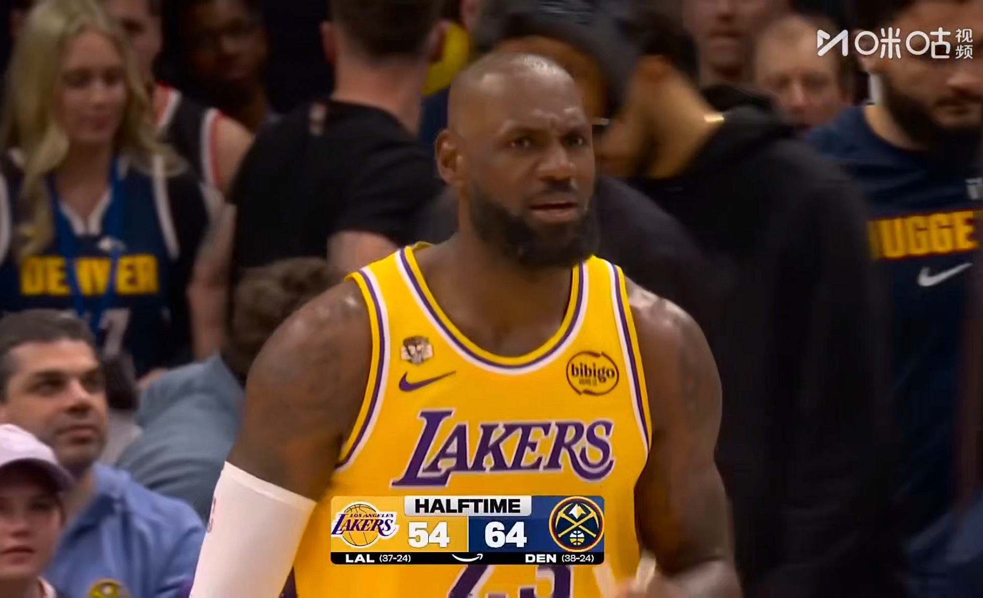 这比赛…… 掘金领先湖人10分。湖人vs掘金