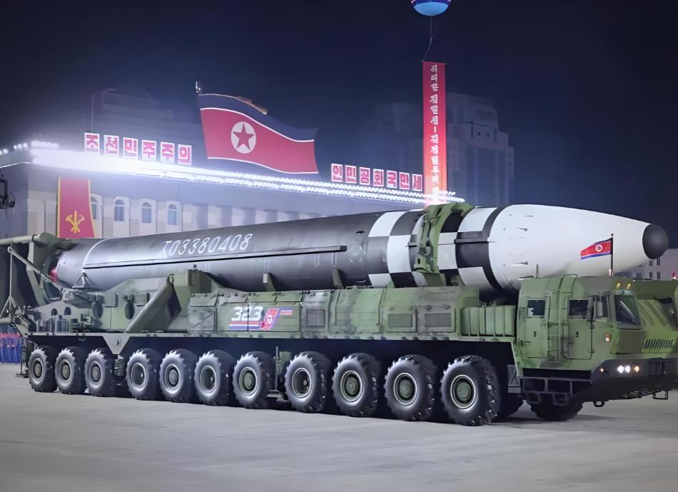 美国不敢打朝鲜，可不是因为心善。朝鲜和伊朗不同，朝鲜是真有核武器，还研发出能打到