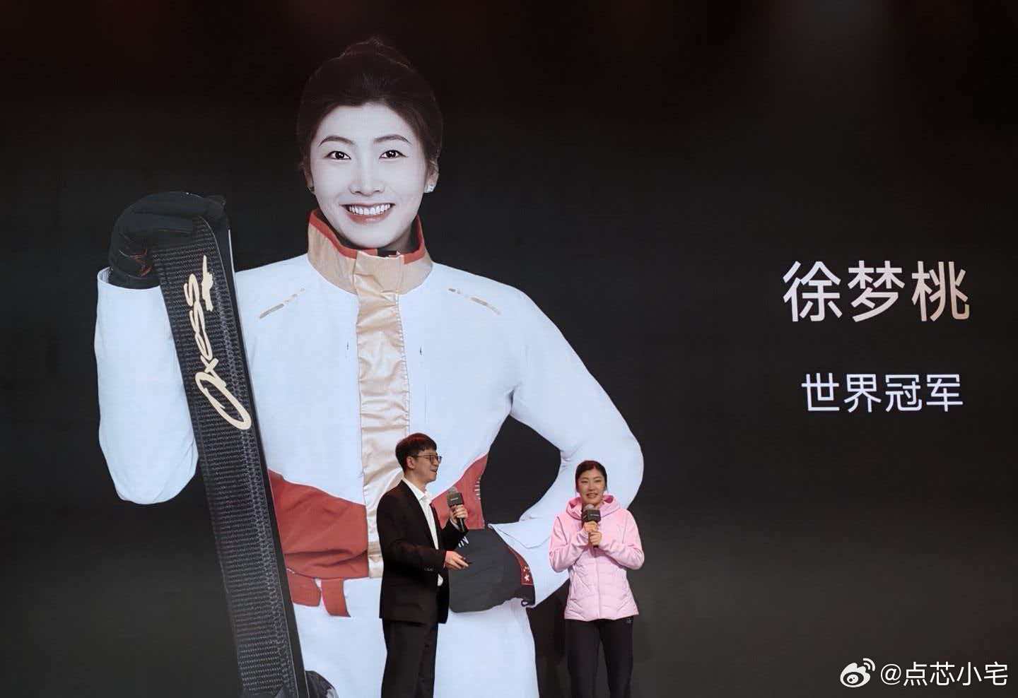 徐梦桃上海AWE参观扫地机器人连奥运冠军都没忍住，真是太好玩了。真的很期待扫地机