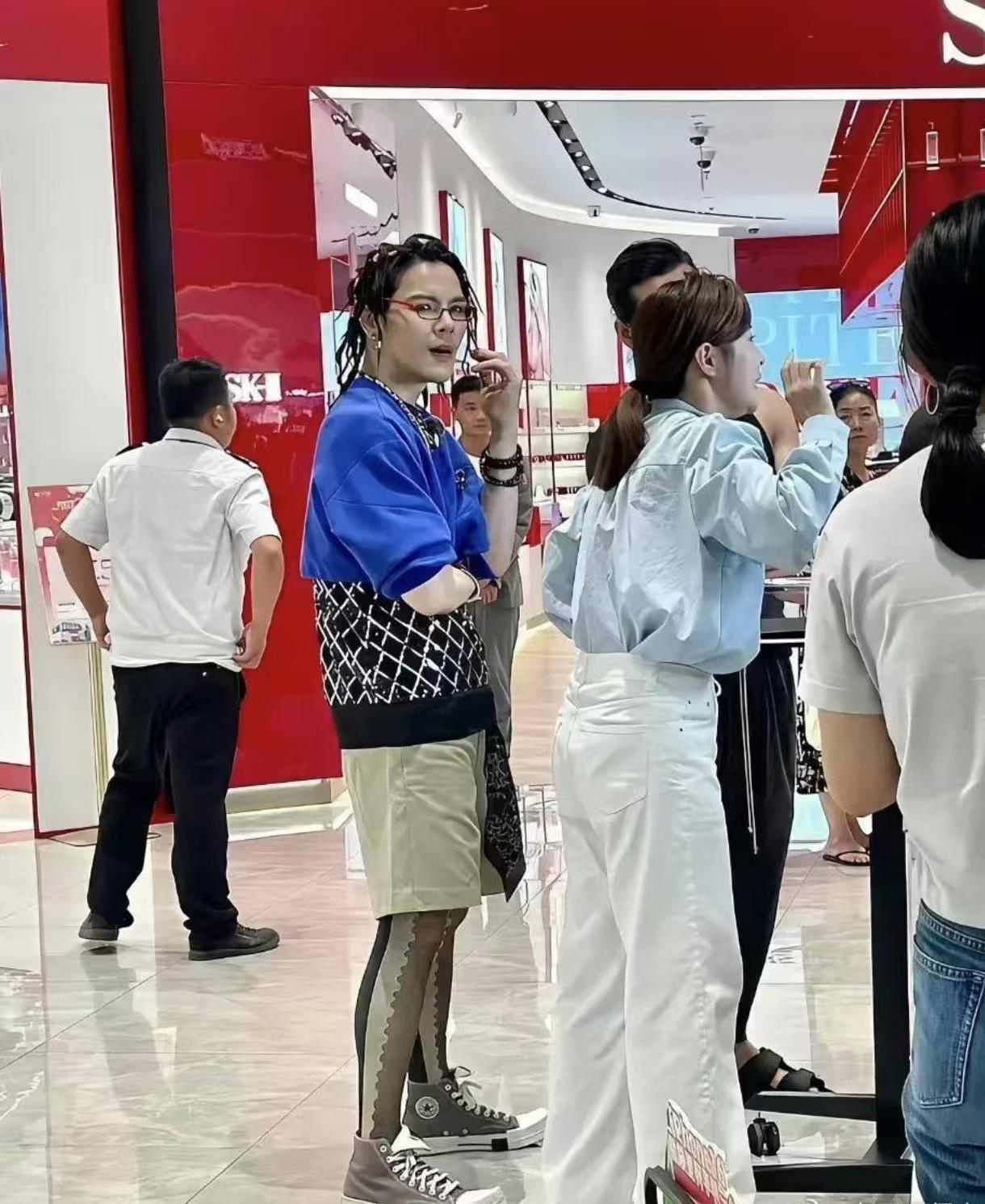 向佐现在已经变成这样了，难辨雌雄。难怪向家财产继承权改为了郭碧婷，大概是怕他跟郭