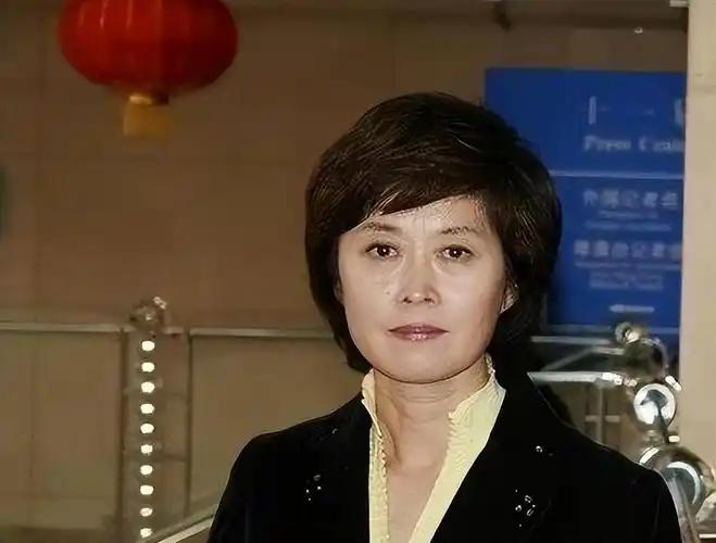 敬一丹曾在书中爆料一件事，她当年主持过一期东莞色情暗访节目，就一段暴露女孩的镜头