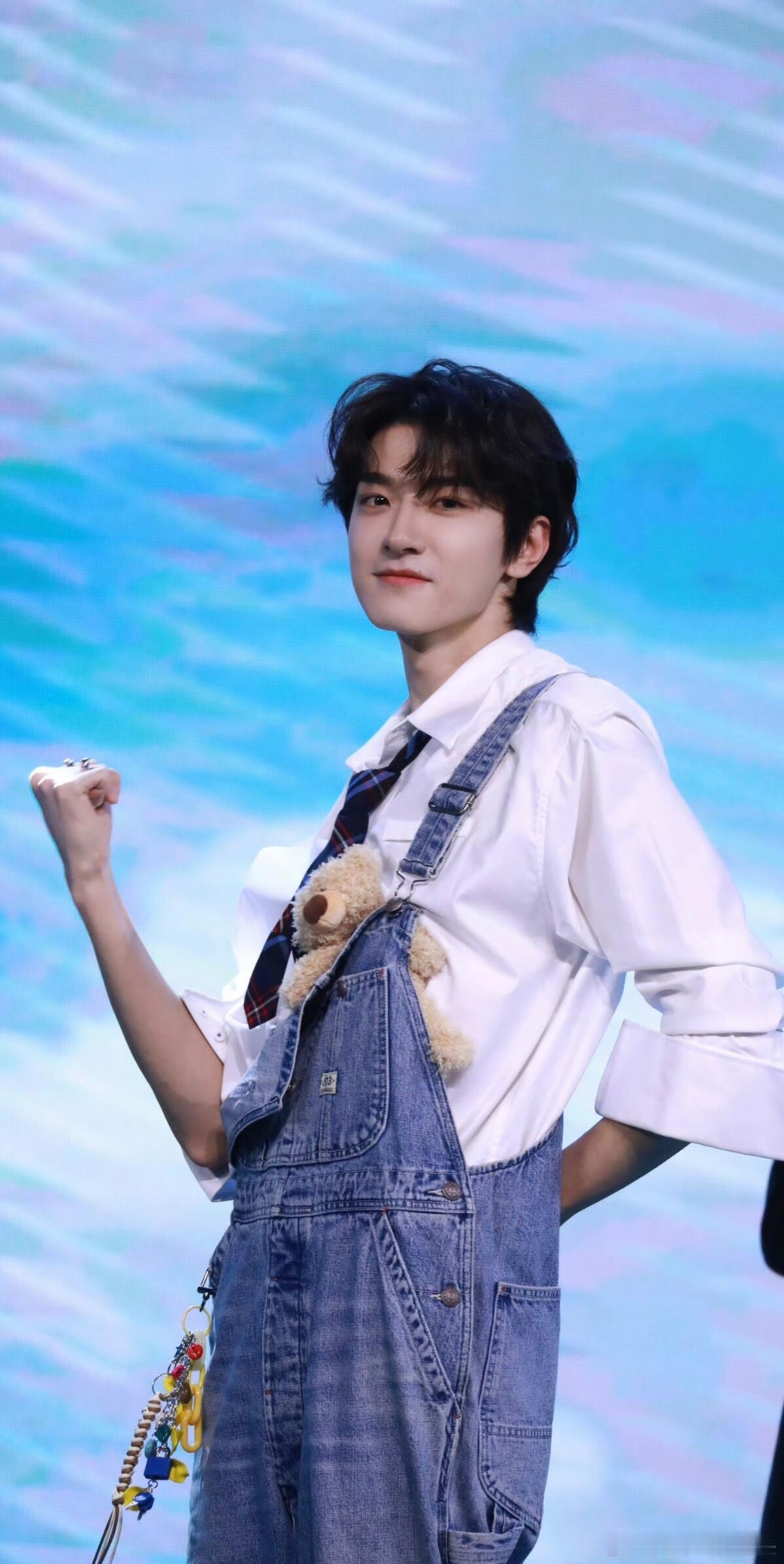 来人把林一的电池抠了林一的颜值真的太能打了，就凭这张脸，要是去男团出道的话，绝对