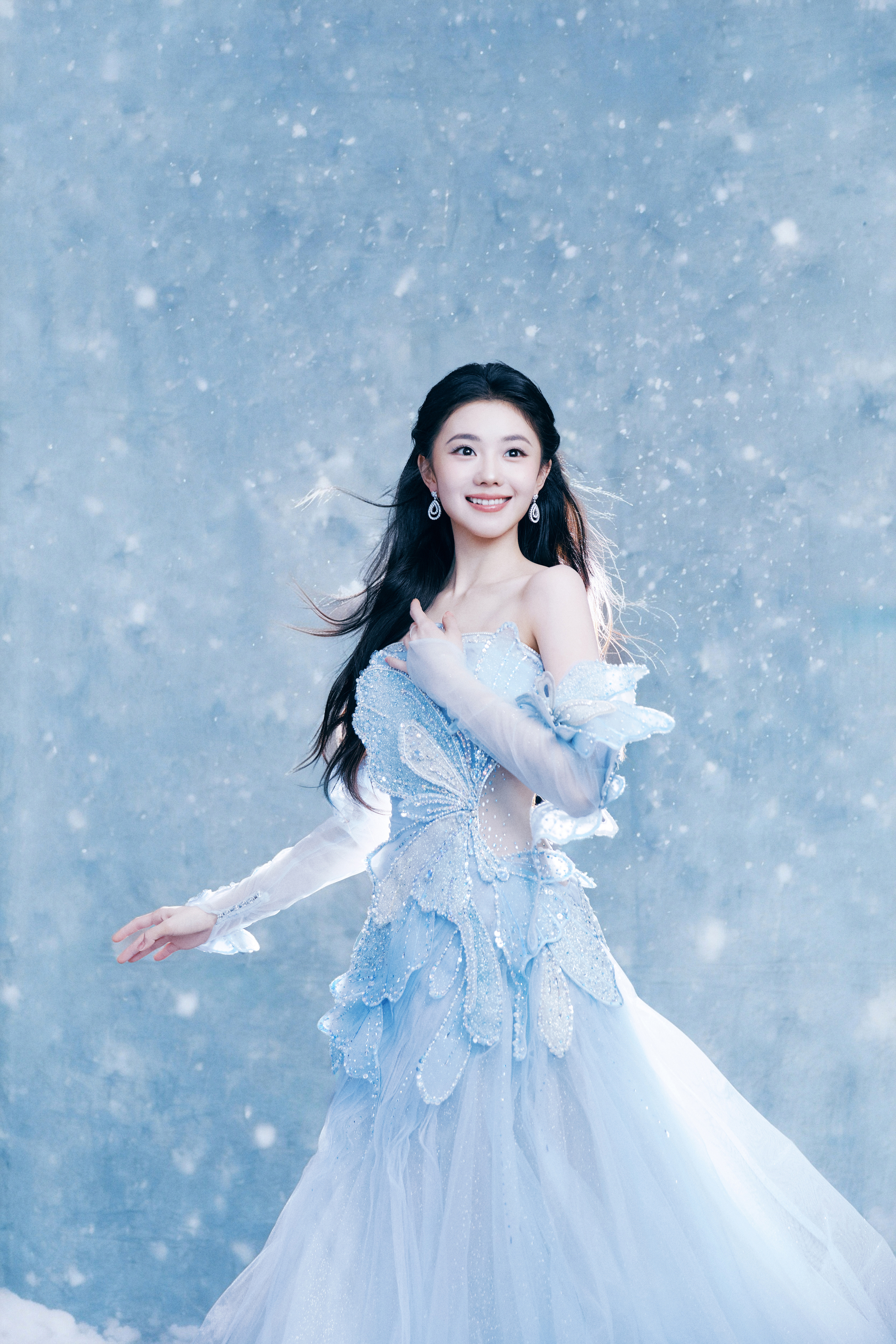 刘浩存今日亮相吉林卫视春晚造型大片，身着一袭The Reve 2026春夏系列亮