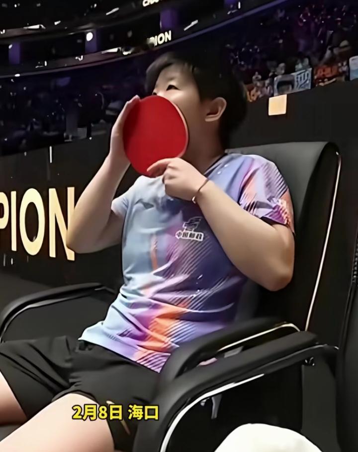 莎宝亚洲杯夺冠后轻吻球拍的瞬间直接戳中泪点，她吻的是52天伤愈复出的咬牙坚持，是