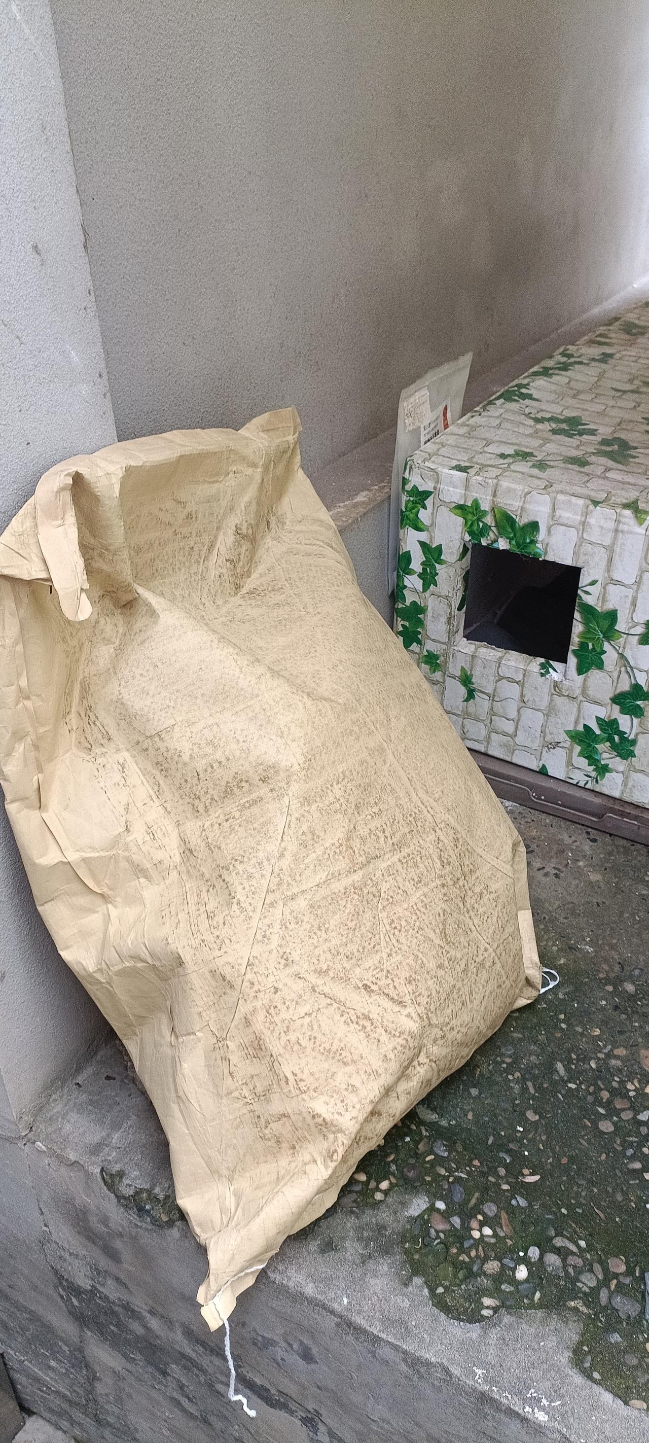 收到来自上海的热心网友@吖咪 寄来的20斤猫粮，两袋猫条和一个三层猫窝，感恩感谢