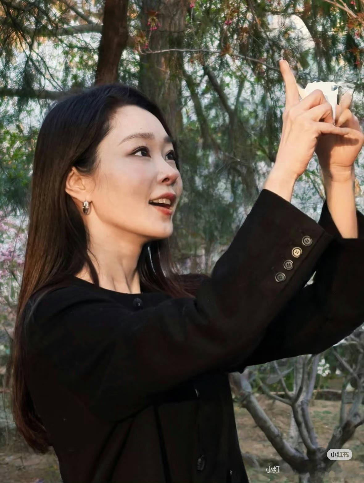 玉渊谭偶遇宋轶 玉渊谭畔，花香四溢，偶遇宋轶，真人气质出众，笑容甜美可人，高挑身