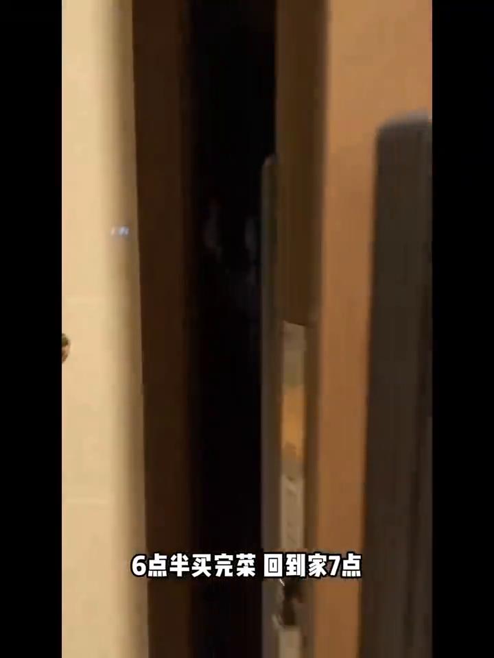 六点下班真是太晚了。
刷到一博主吐槽六点钟下班太晚，我现在觉得六点钟下班真的太晚