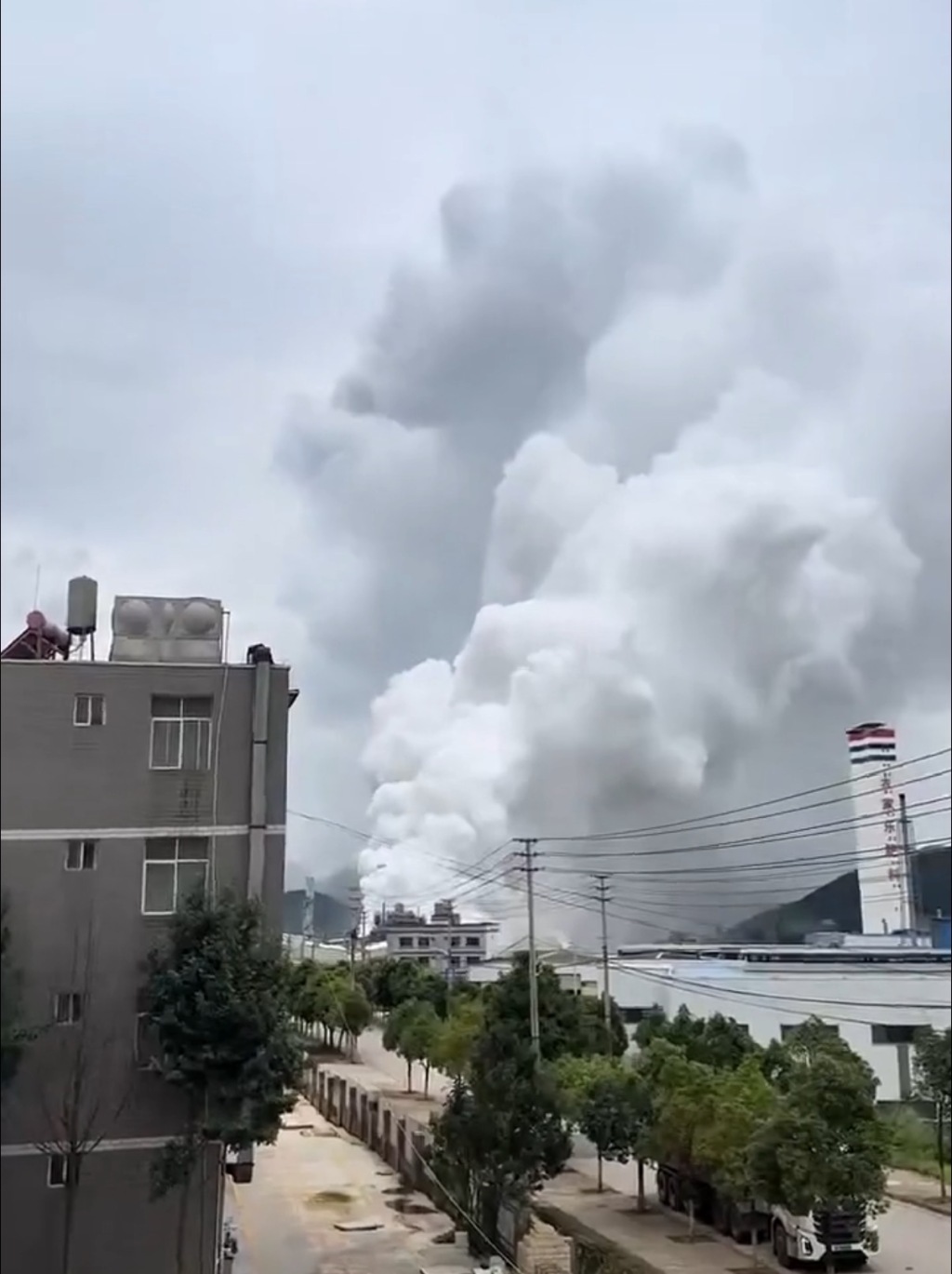 #云南化工厂黄磷起火未造成人员伤亡# 【云南晋宁通报“一公司在黄磷装卸过程中发生
