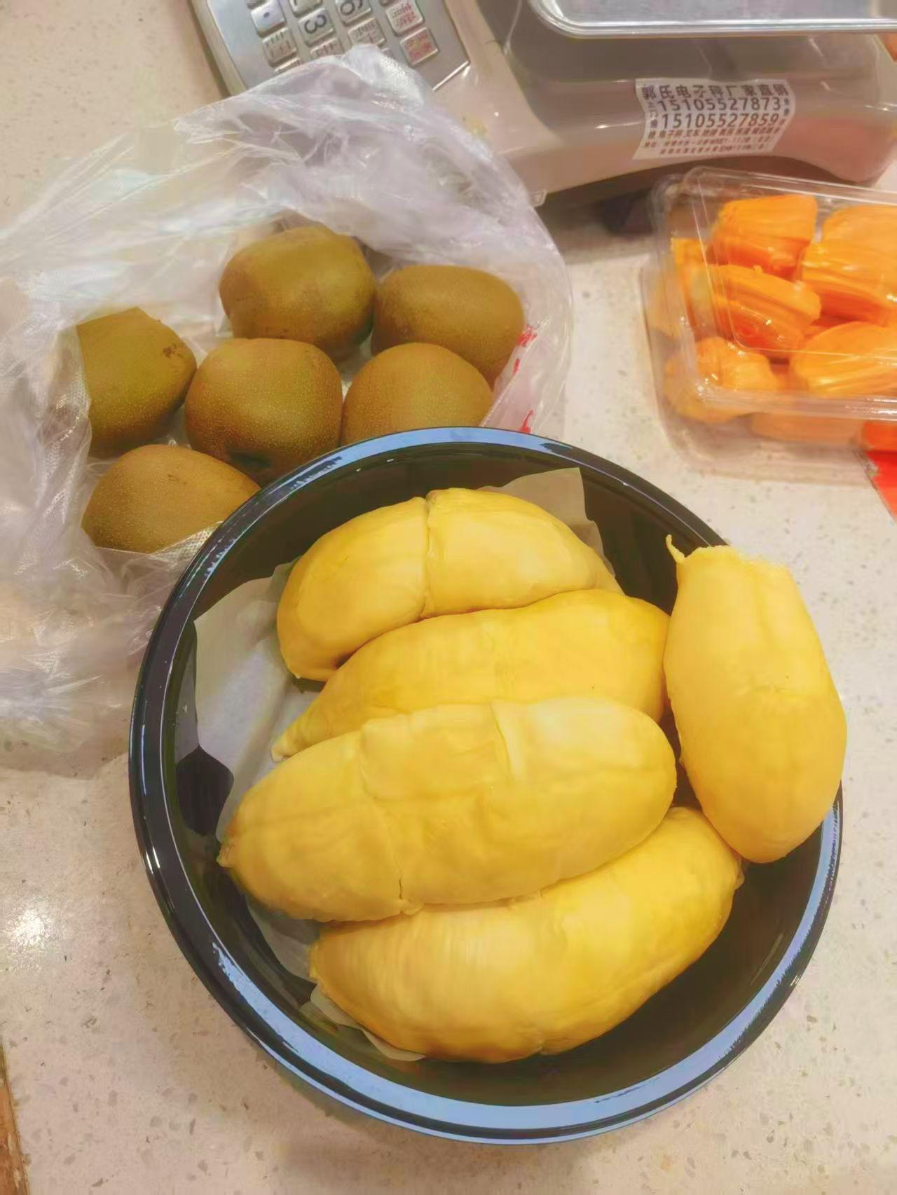 翘个班出去买点甜水果甜甜❤️最近乱糟糟的事情太多了 ​​​