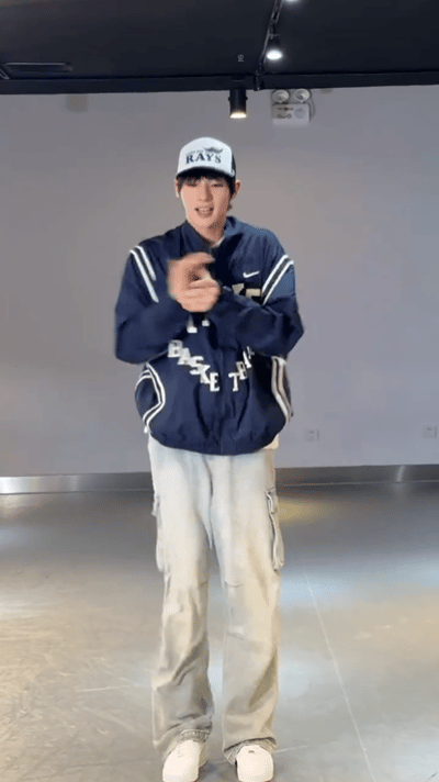 颜安还有什么惊喜是我们不知道的颜安[超话] 时而是跳舞的动感帅哥，时而是安静帅哥