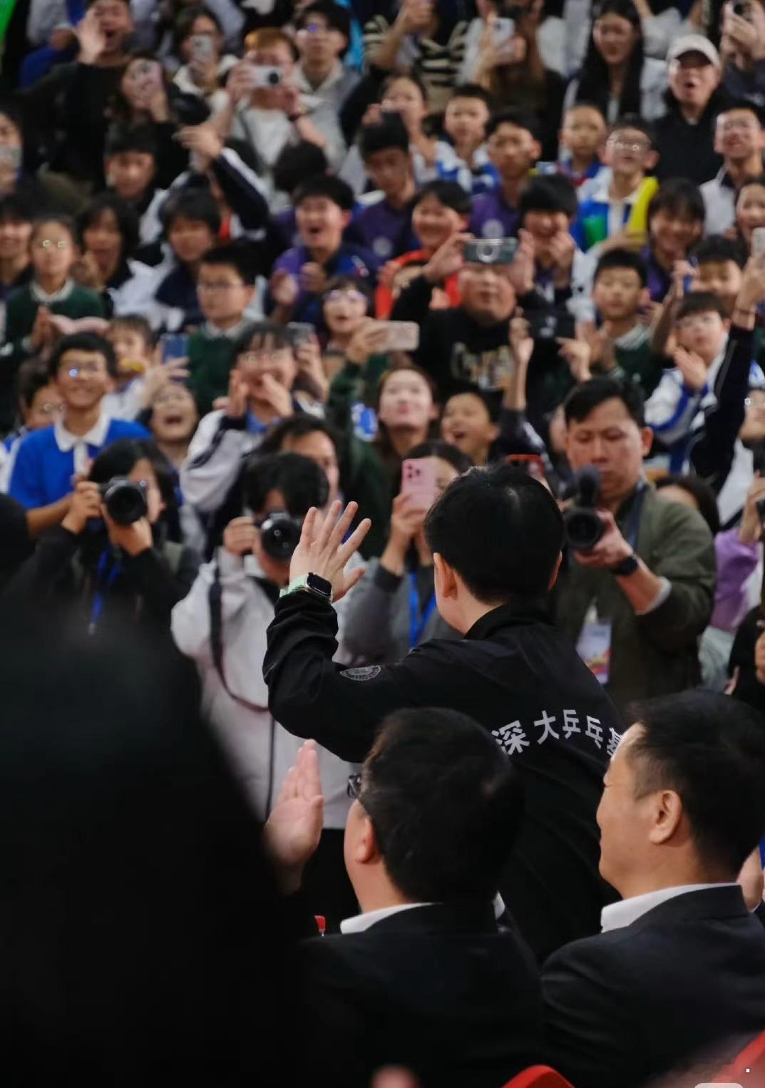 大明星但是小圆脸[哇] 