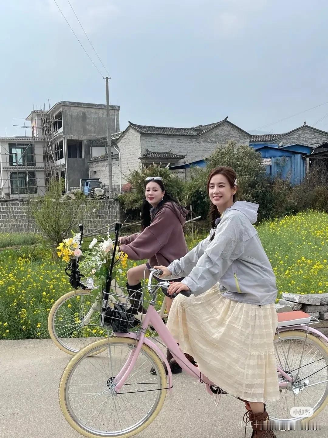 黄圣依程潇李嘉格云南买菜路透
黄圣依和妈妈包括综艺路透，有网友在云南偶遇黄圣依程