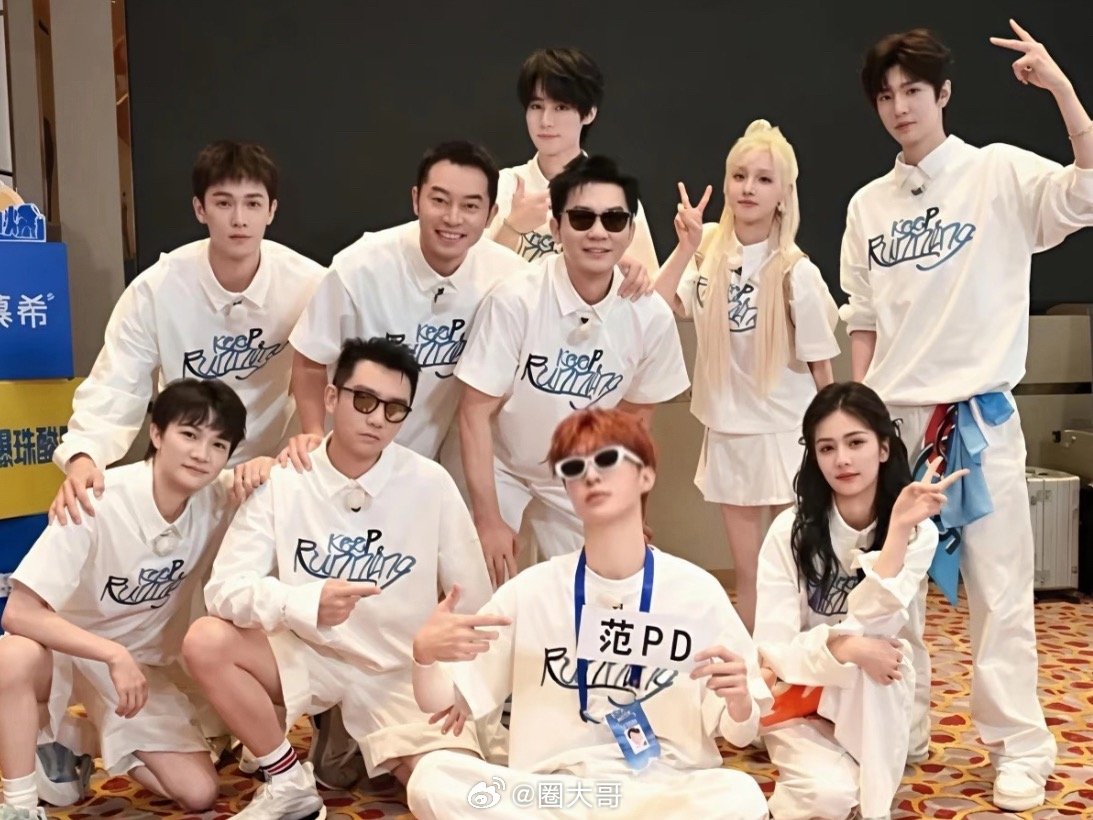 奔跑吧14全员大合照 《奔跑吧14》的新物料来了，全员大合照看起来也太养眼了，孟