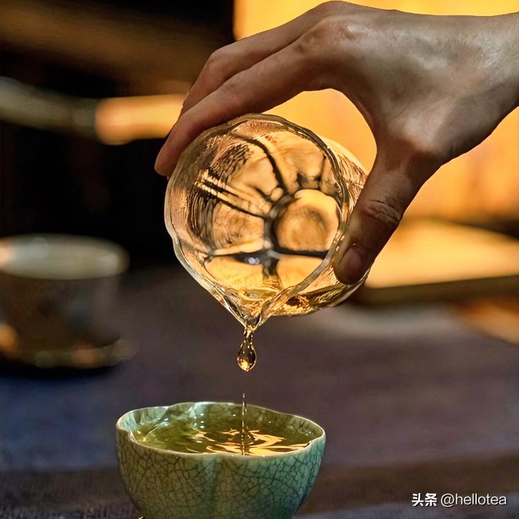 《茶道七律》
沸汤倾盏叶浮沉，辗转青瓷意自深。
厚积方知真韵显，静待始见花开新。