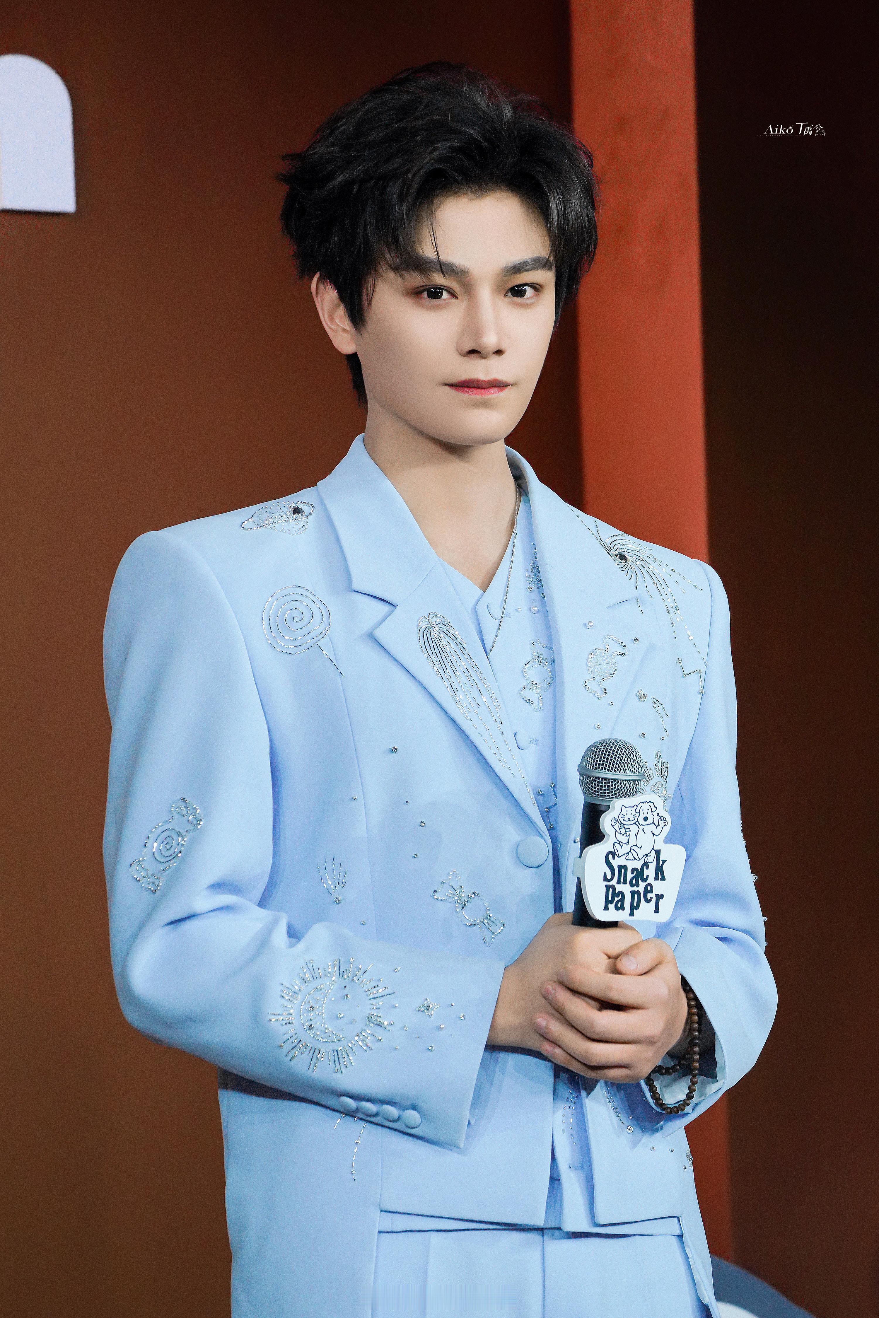 丁禹兮蓝色闪钻西装造型路透来啦！好精致太帅啦！丁禹兮sp哈尔滨活动人气真的好高呀