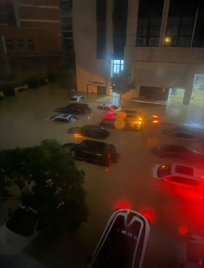 福建受灾严重 暴雨侵袭福建，多地遭遇破纪录强降雨，城乡内涝、房屋受淹，滑坡、溃堤