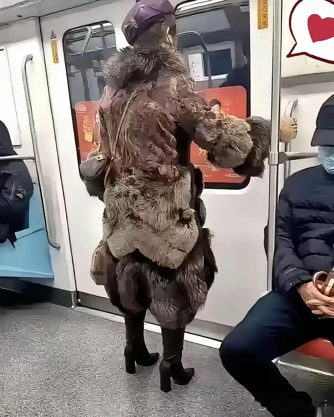 这样穿搭你接受吗？

连续就好都刷到这样图片，这回必须要说几句！

第一感觉，狼