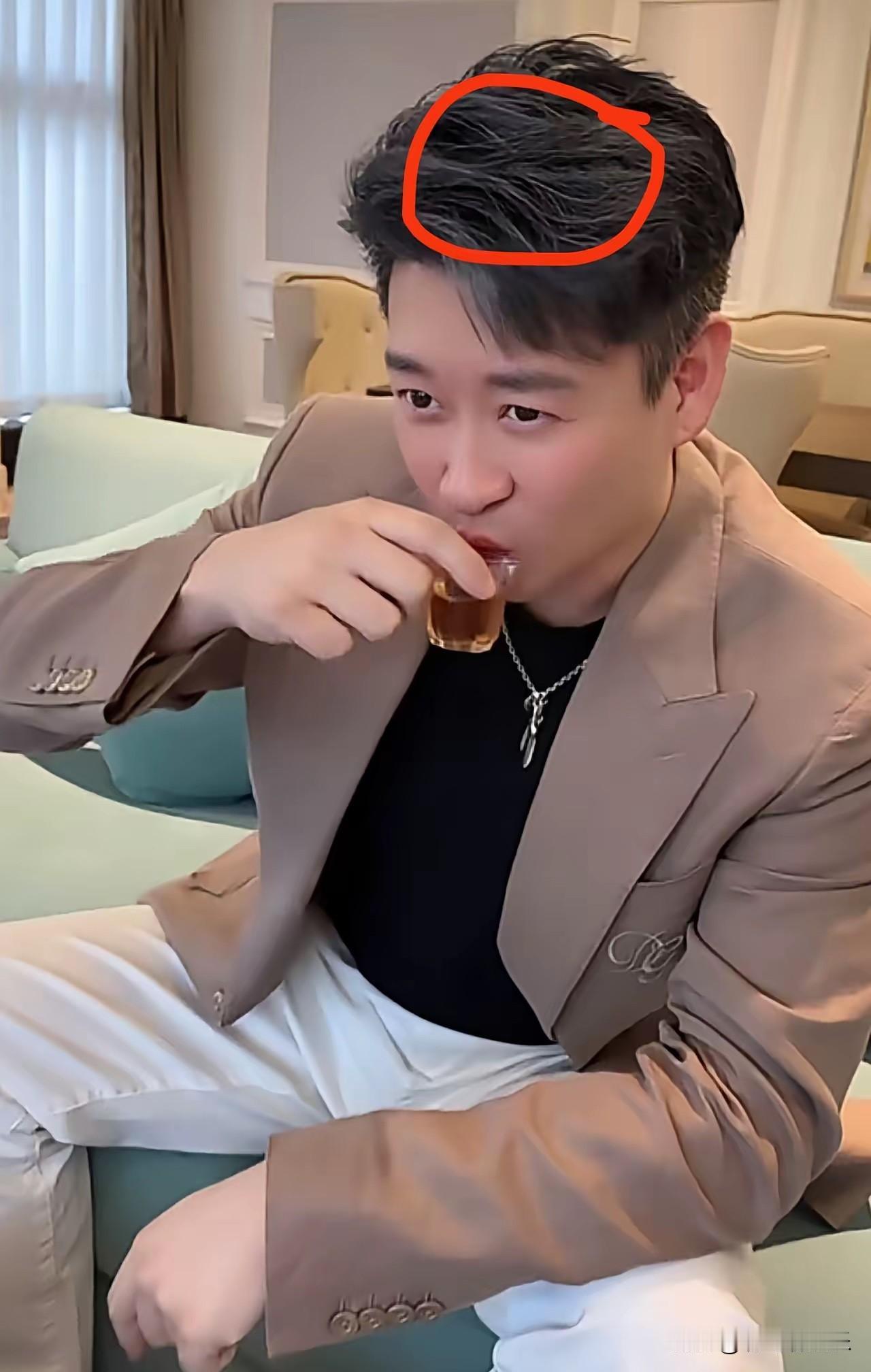 说真的，曹云金这几年，头发白得肉眼可见的快。

才四十出头，满头都白了，搁谁看了