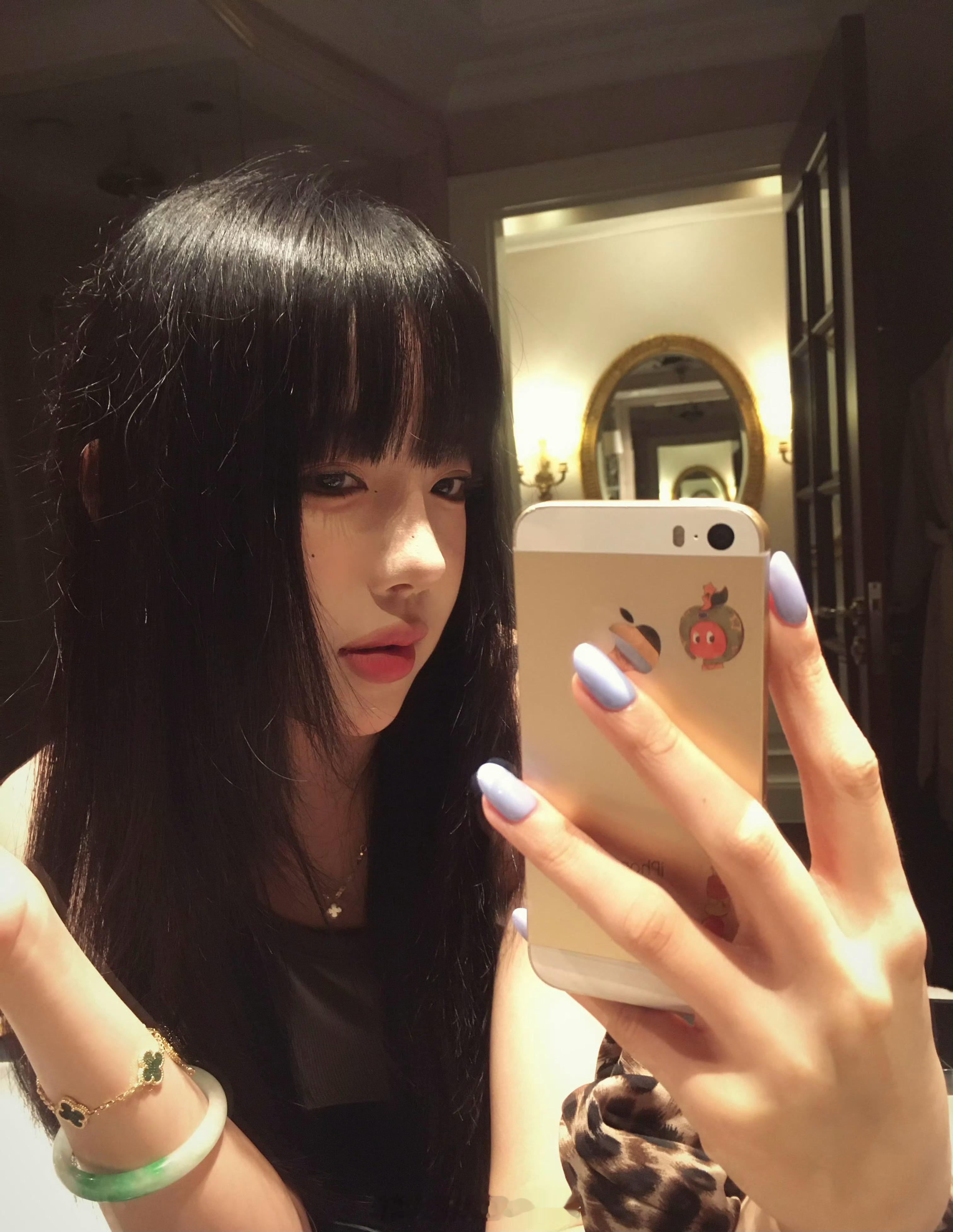 刷到一个好看的小姐姐还在用home键iPhone。 ​​​