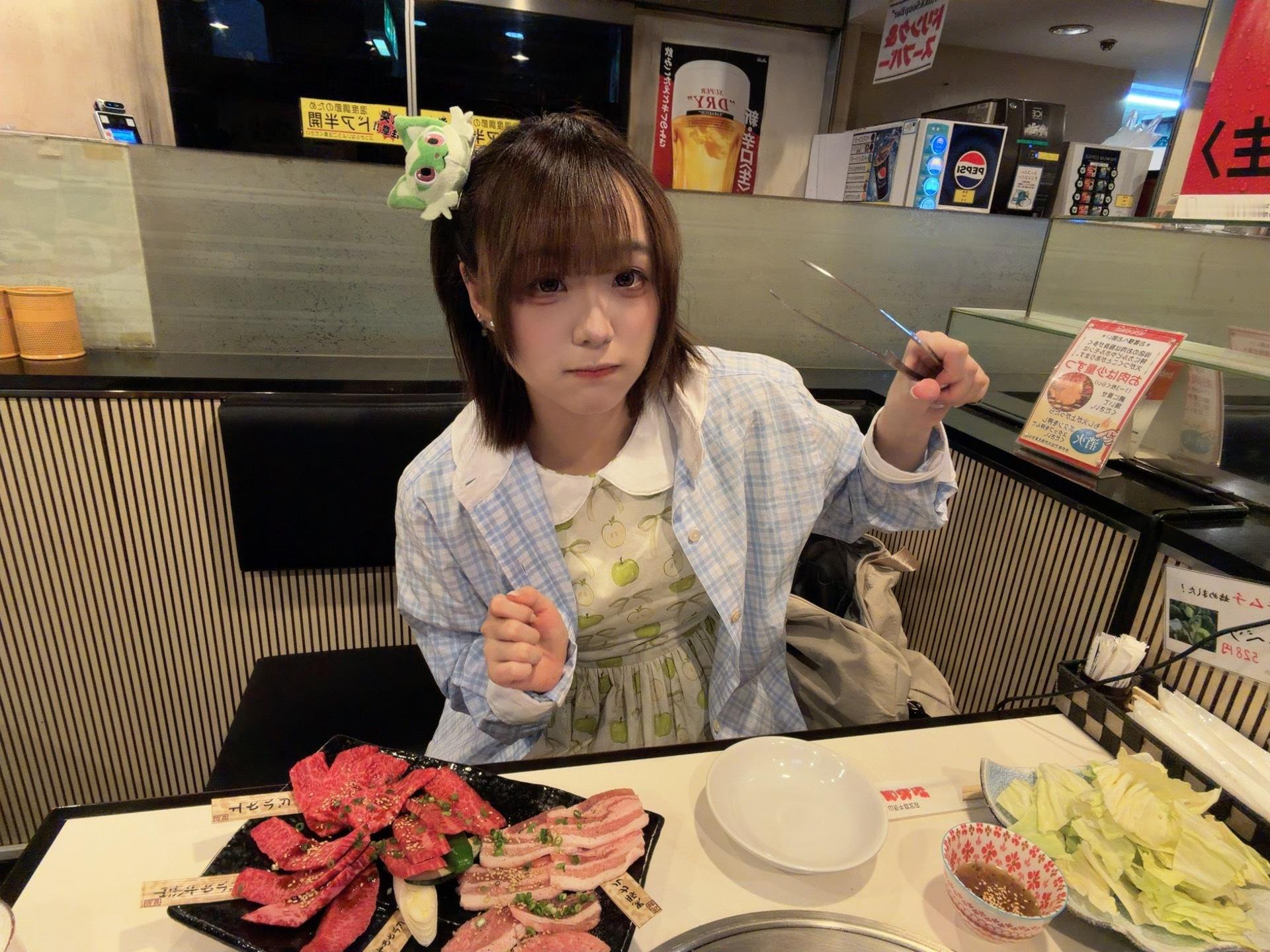 苗苗Yumena 下班咯今天也是上了一天班！不过比预想的早下班了耶耶耶耶耶还没吃