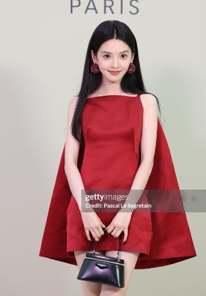 真美女果然不一样！
这届时装周，章若楠和陈都灵抗住了，一个脸真抗打，一个造型明艳