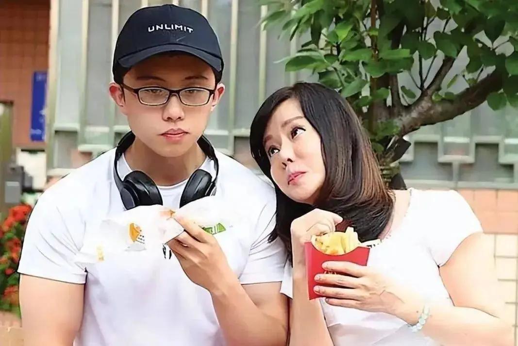 一个妈妈能爱孩子爱到什么份上？台湾艺人狄莺给出的答案，吓了所有人一跳——她把儿子