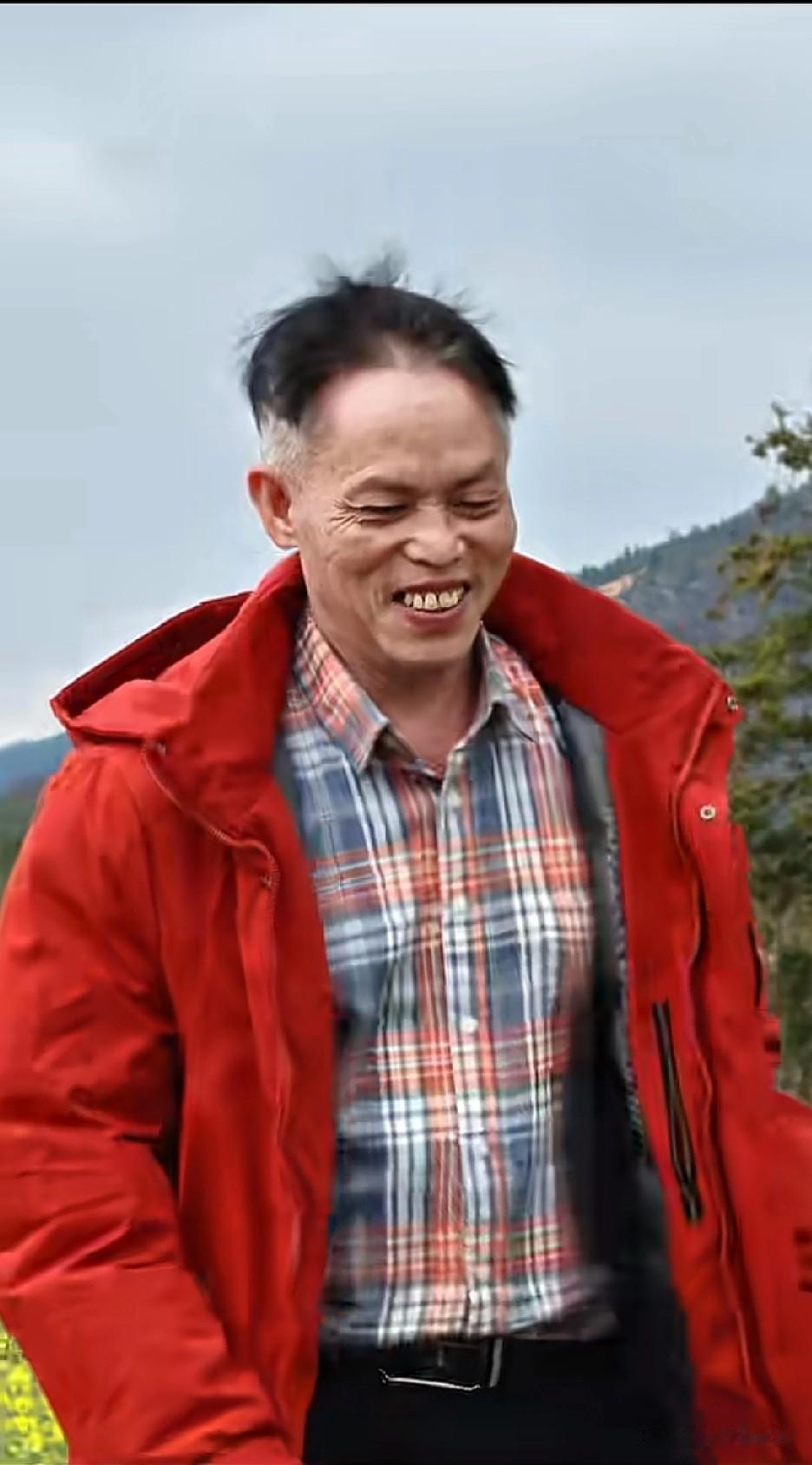 “别走好不好，水已经烧开了”。梁志辉一手拽着小鸡翅膀，手机里发出了如此文案。
