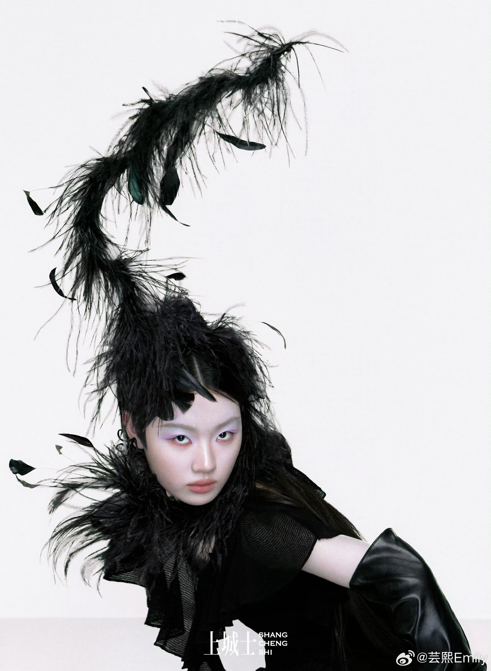 上城士三月刊单依纯封面单依纯戏声来处单依纯解锁《上城士》三月开季封面，身着香奈儿