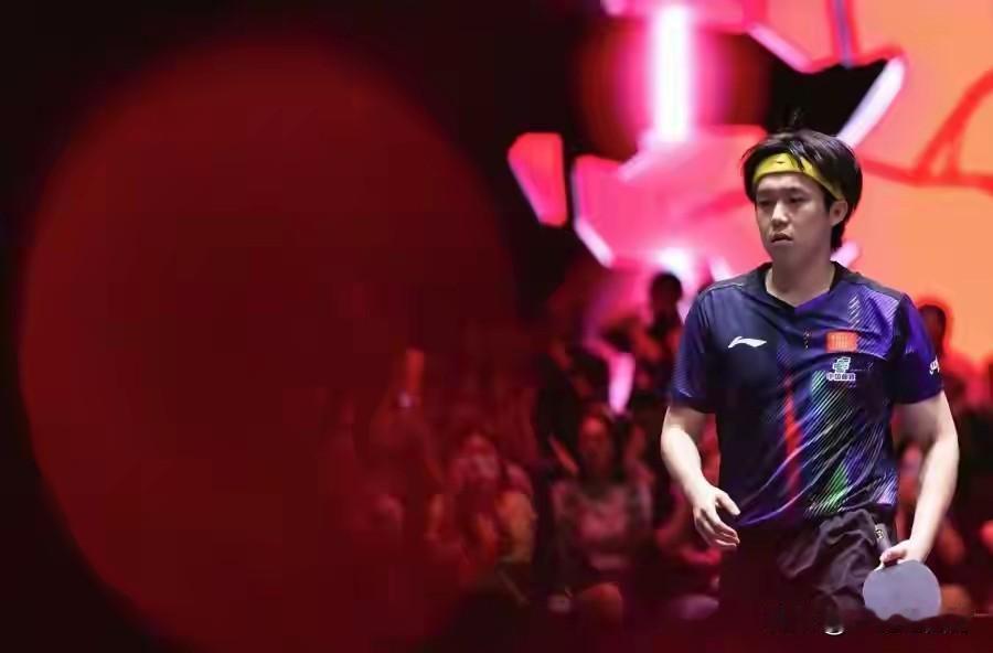 昨晚压轴进行的一场世乒联大满贯男单1/8决赛，王楚钦对阵丹麦名将林德，首局5-1